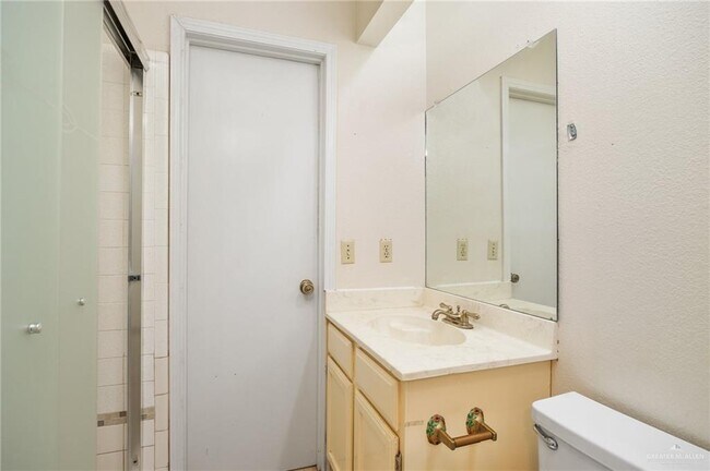 Building Photo - 15 Evergreen Ave