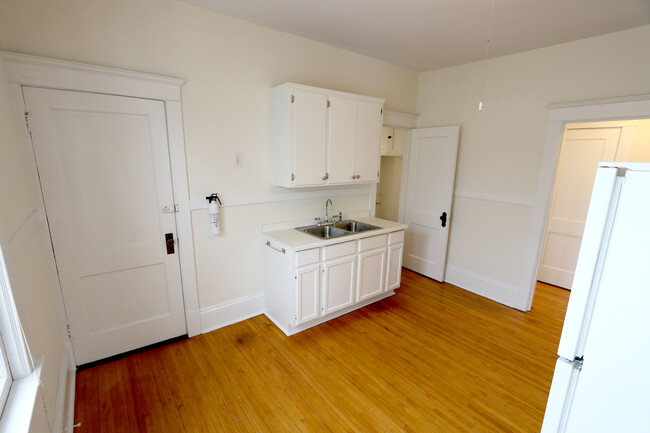 Kitchen. - 2934 Oakland Avenue