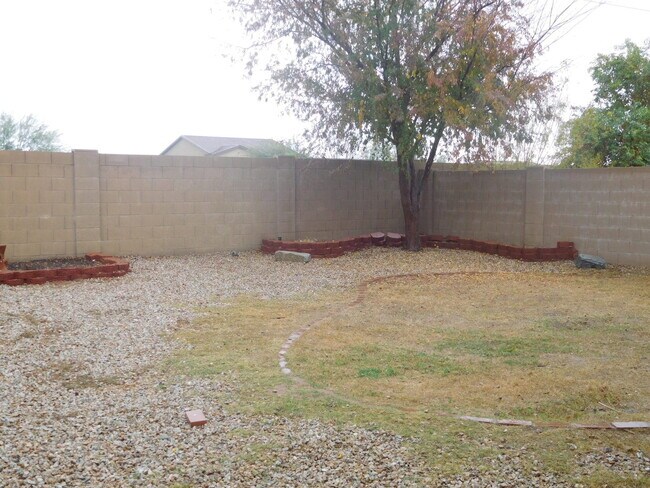 Building Photo - Amazing 4 bedrooms, 3 bathrooms house in P...