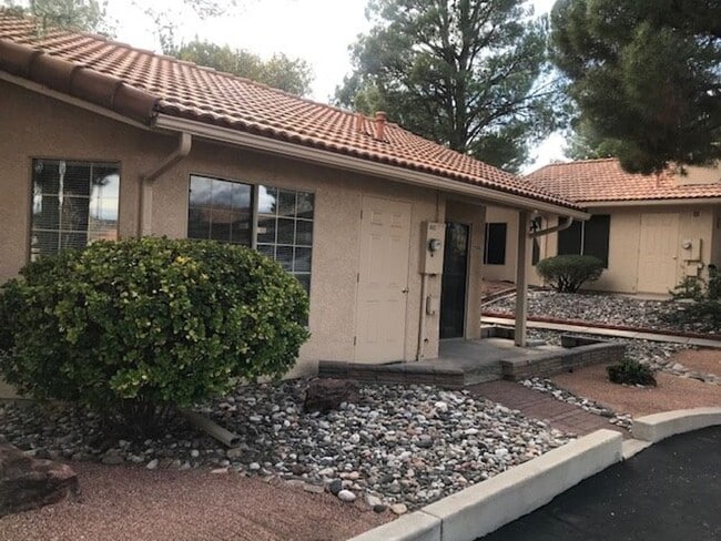 Building Photo - 2 Bedroom Sawmill Cove Unit Contact Property Pros Property Management for more details