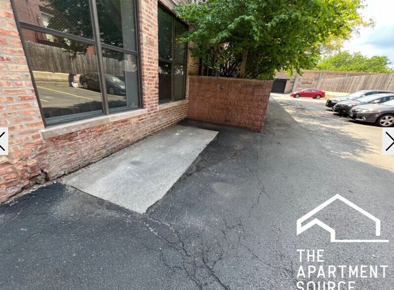 Building Photo - 1760 W Wrightwood Ave