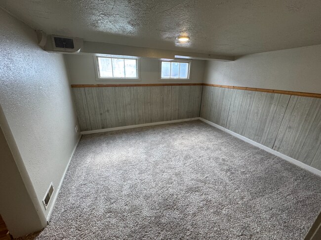 Building Photo - 140 N 200 E