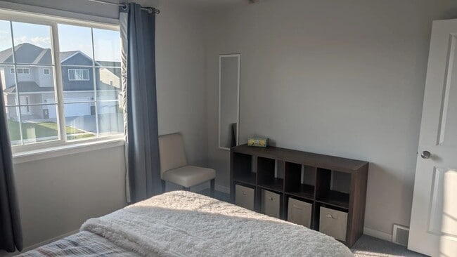 Building Photo - Furnished Queen Room with Closet & Private Bath