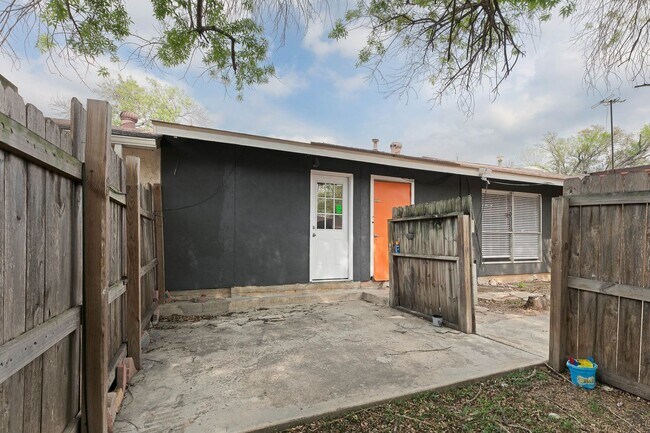 Building Photo - Renovated 2 Bedroom 1 Bath Near UTSA, Medi...