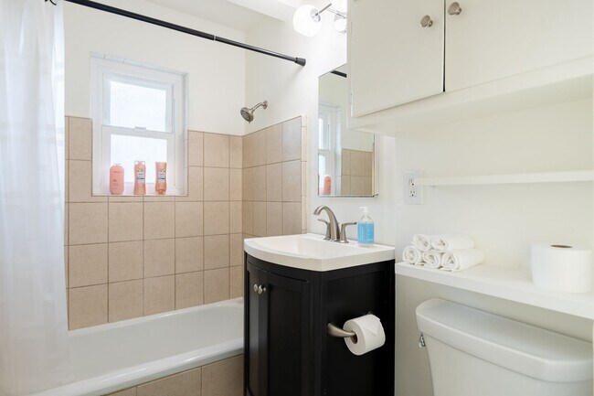 Building Photo - Charming Bungalow with King Size Bed