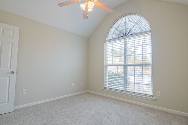 Building Photo - Updated 3 Bedroom Ranch