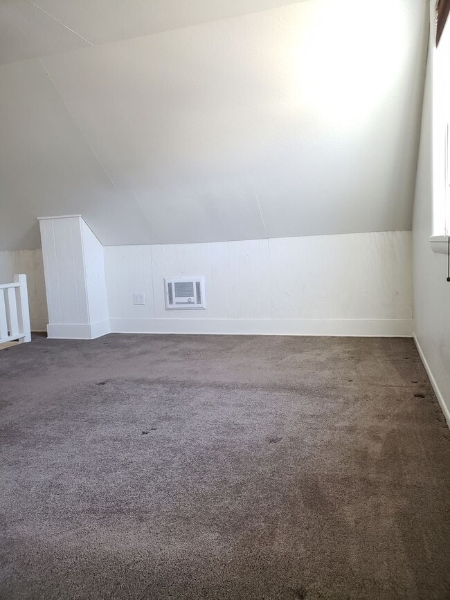 Building Photo - 2+ Bedroom, 2 bathroom Charming Home Available!