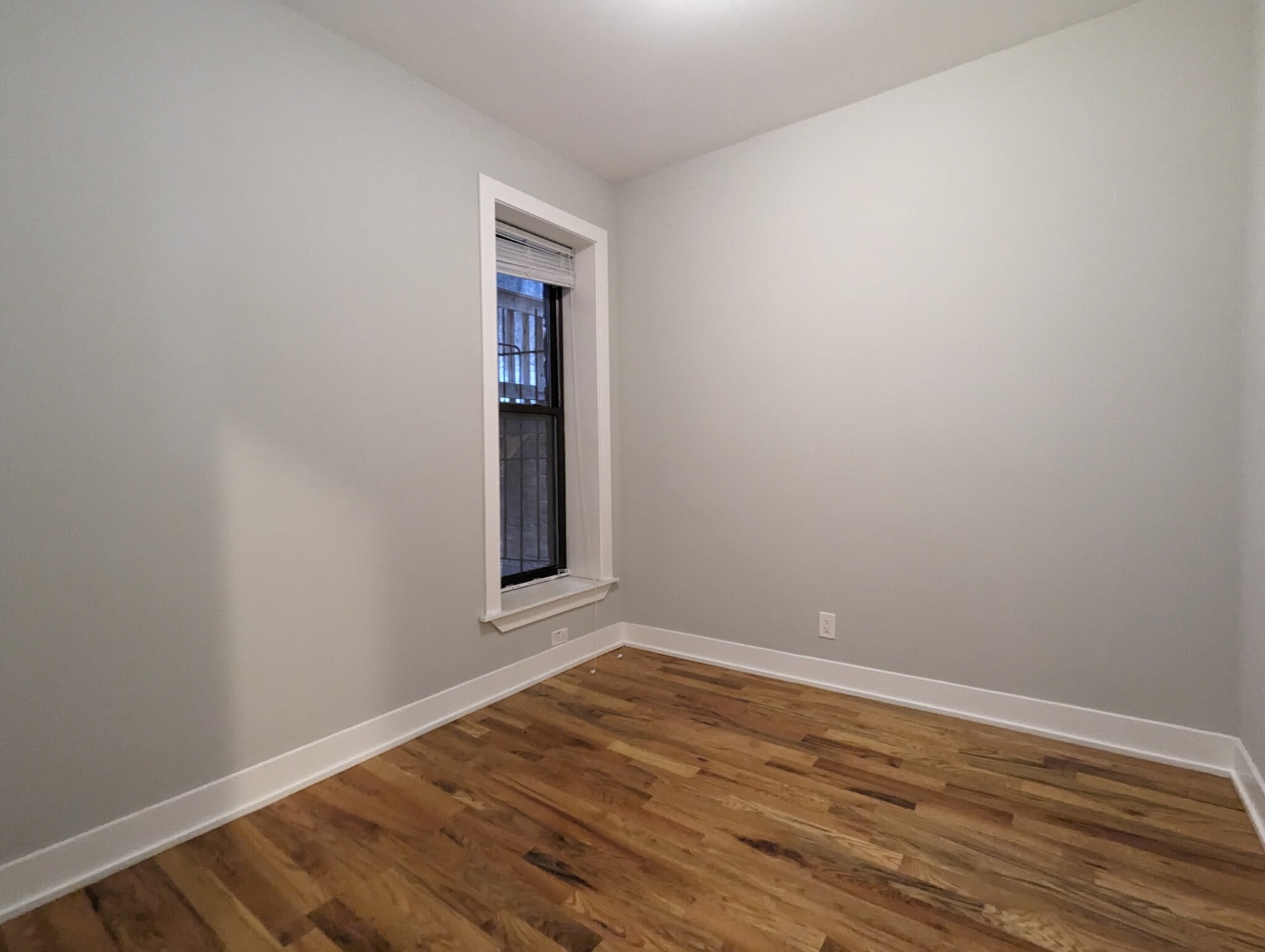 Building Photo - 625 W Oakdale Ave