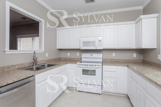 Building Photo - Charming 3 BR, 2.5 BA home awaits new residents