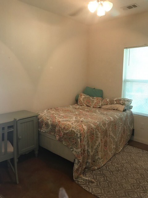 Building Photo - Adorable 2 Bed 1 Bath Home