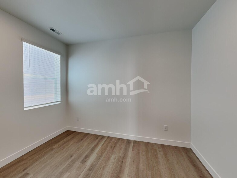 Building Photo - 4751 85th Dr NE