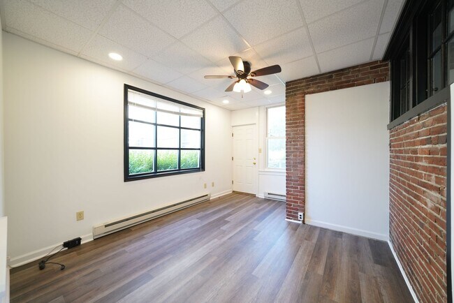 Building Photo - 402 N Church St