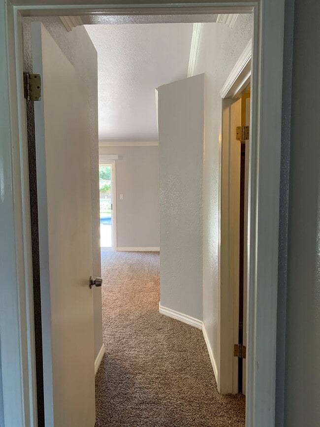 Building Photo - Beautiful 3 Bed West Bakersfield Home W/Po...