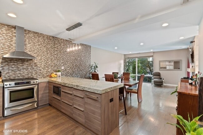 Building Photo - 1555 N Talman Ave