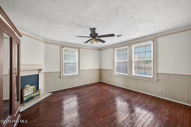 Building Photo - Ideal for Medical Professionals & Students – Spacious 5BR Near Downtown