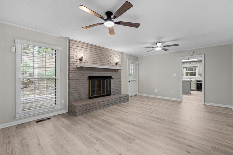 Building Photo - 1305 Hiwan Trail SE