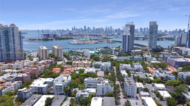 Building Photo - 225 Collins Ave