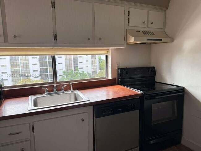 Building Photo - 17011 N Bay Rd