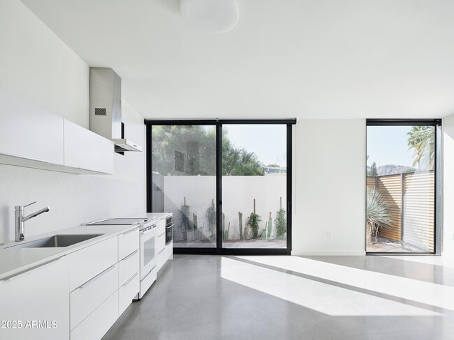 Building Photo - 6115 E Hollyhock St