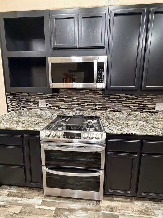 Building Photo - 4 Bedroom home in Ravenwood Estates