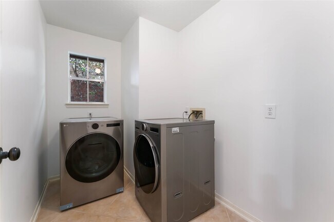 Building Photo - 5614 Whisper Ridge Dr