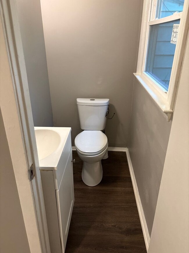Building Photo - Quaint 3 bedroom/1  and 1/2 bath Winston S...