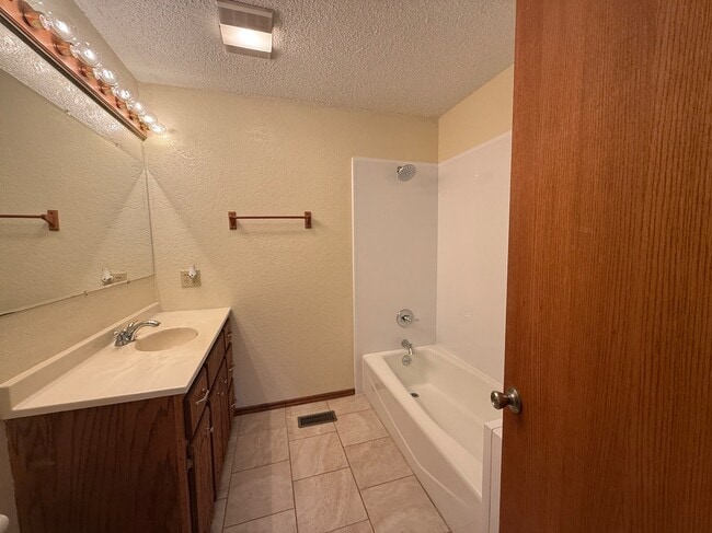 Building Photo - 1940 Ives Way Ln