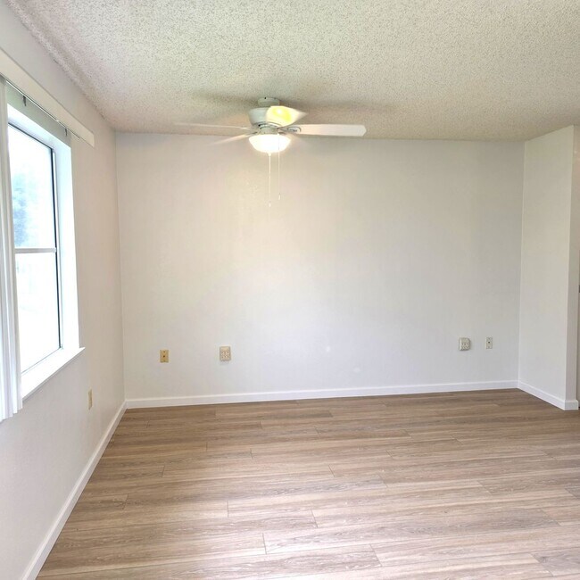 Building Photo - Crescent Lane Townhouse - 1 bedroom, 1 bath, 2 parking!