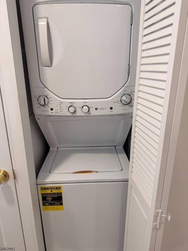 Building Photo - 60 James St