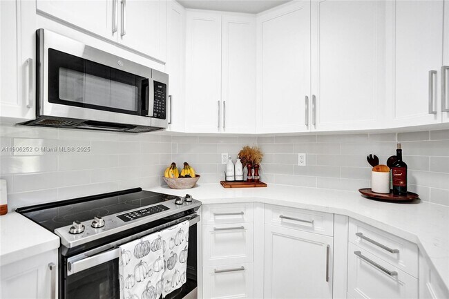 Building Photo - 8137 NW 17th Manor