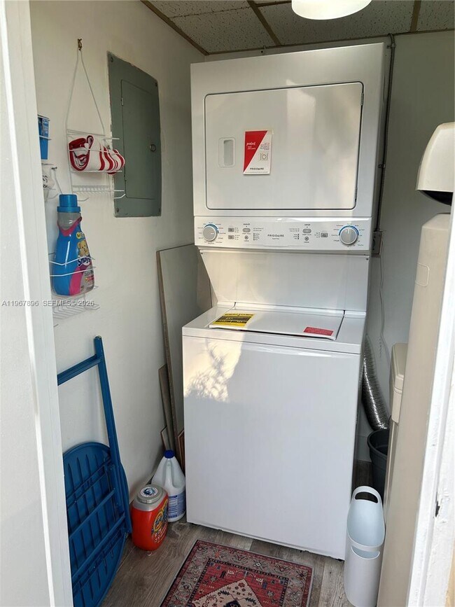 Building Photo - 8837 NE 4th Avenue Rd