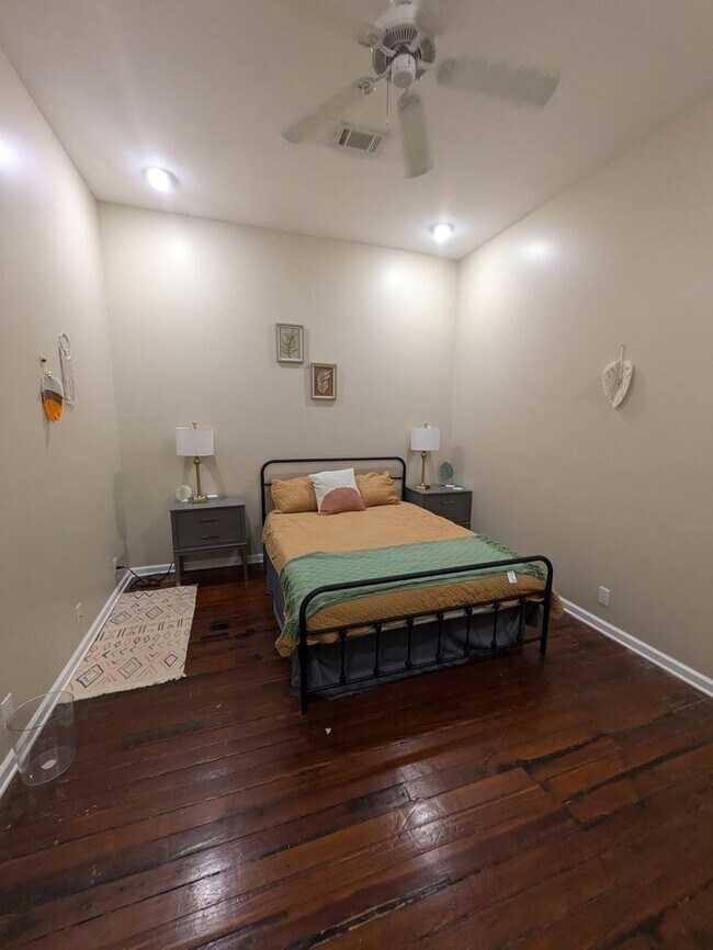 Building Photo - Cute Upstairs Down Town Apartment!