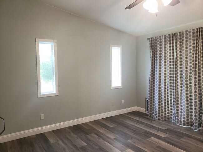 Building Photo - Beautifully Updated Single Level