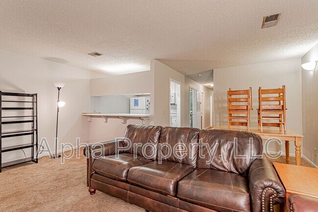 Building Photo - 220 Elm St