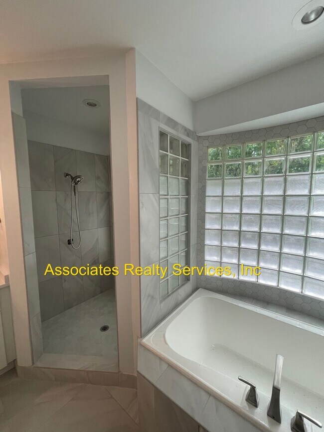 Building Photo - Just Listed!   Fabulous home in Southgate!