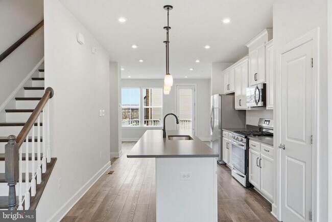 Building Photo - 211 Phoenix Dr