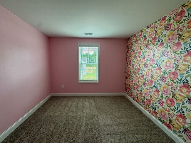 Building Photo - Beautiful 3 Bed 2.5 Bath Home in Raeford