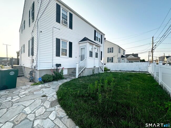 Building Photo - 339 Thompson St