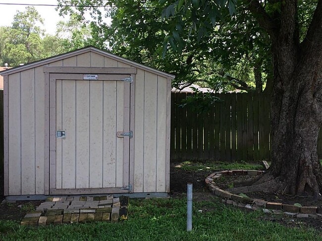 Building Photo - 5519 Mendota Ln