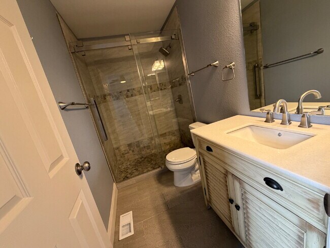 Building Photo - ~Available Now~ Beautiful Three Bedroom Home in Englewood!