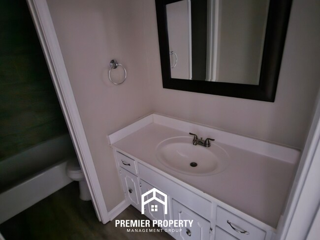 Building Photo - Massive 5BR/3BA Executive Home in East Memphis | Screened Porch & 2,200+ Sq Ft