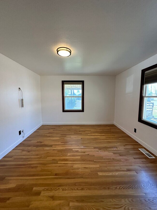 Building Photo - 2414 W. Bruneau Ave. 4 Bedroom, 2 bath!
