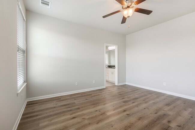 Building Photo - 700 Lakeshore Village Dr