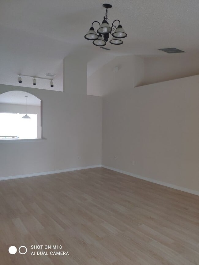 Building Photo - 4/2/2, with screen porch. Convenient locat...