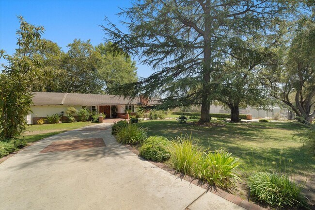 Building Photo - La Canada 4-Bedroom Home | Large Lot, Updated Kitchen, EV Charger