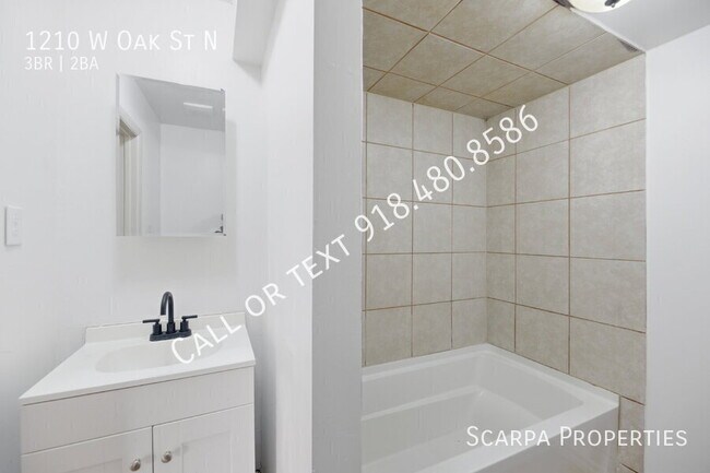 Building Photo - 1210 W Oak St