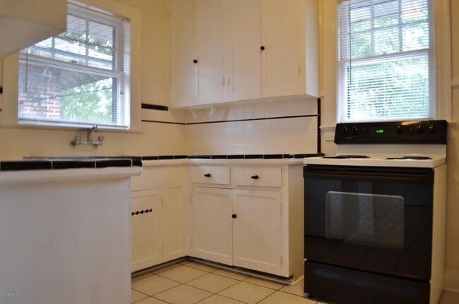 Building Photo - 2557 Dellwood Ave