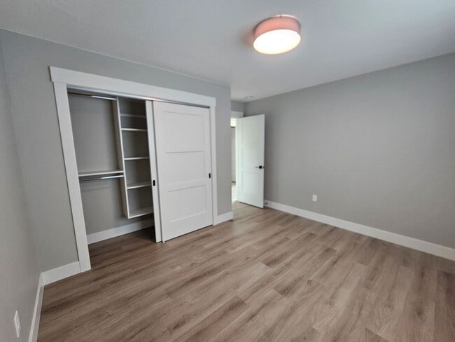 Building Photo - Brand New Townhome