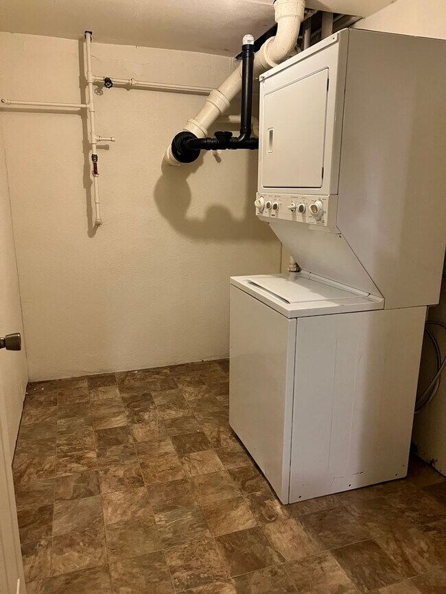 Building Photo - Government Way Triplex