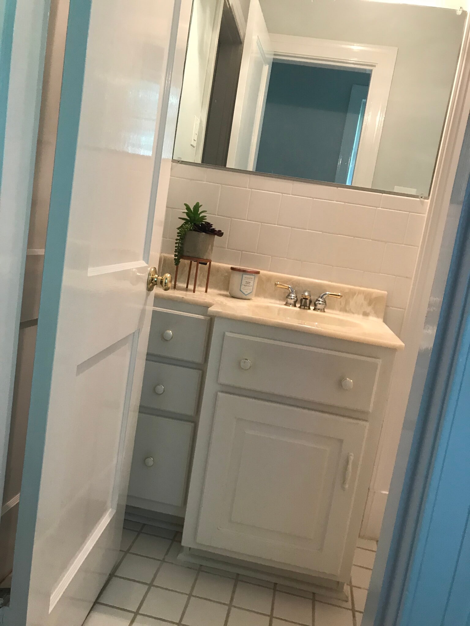 Upstairs hall bathroom - 230 Parkview Pl